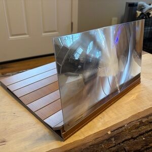 Portable Magnifying screen ( to enlarge your phone image 5x the size)